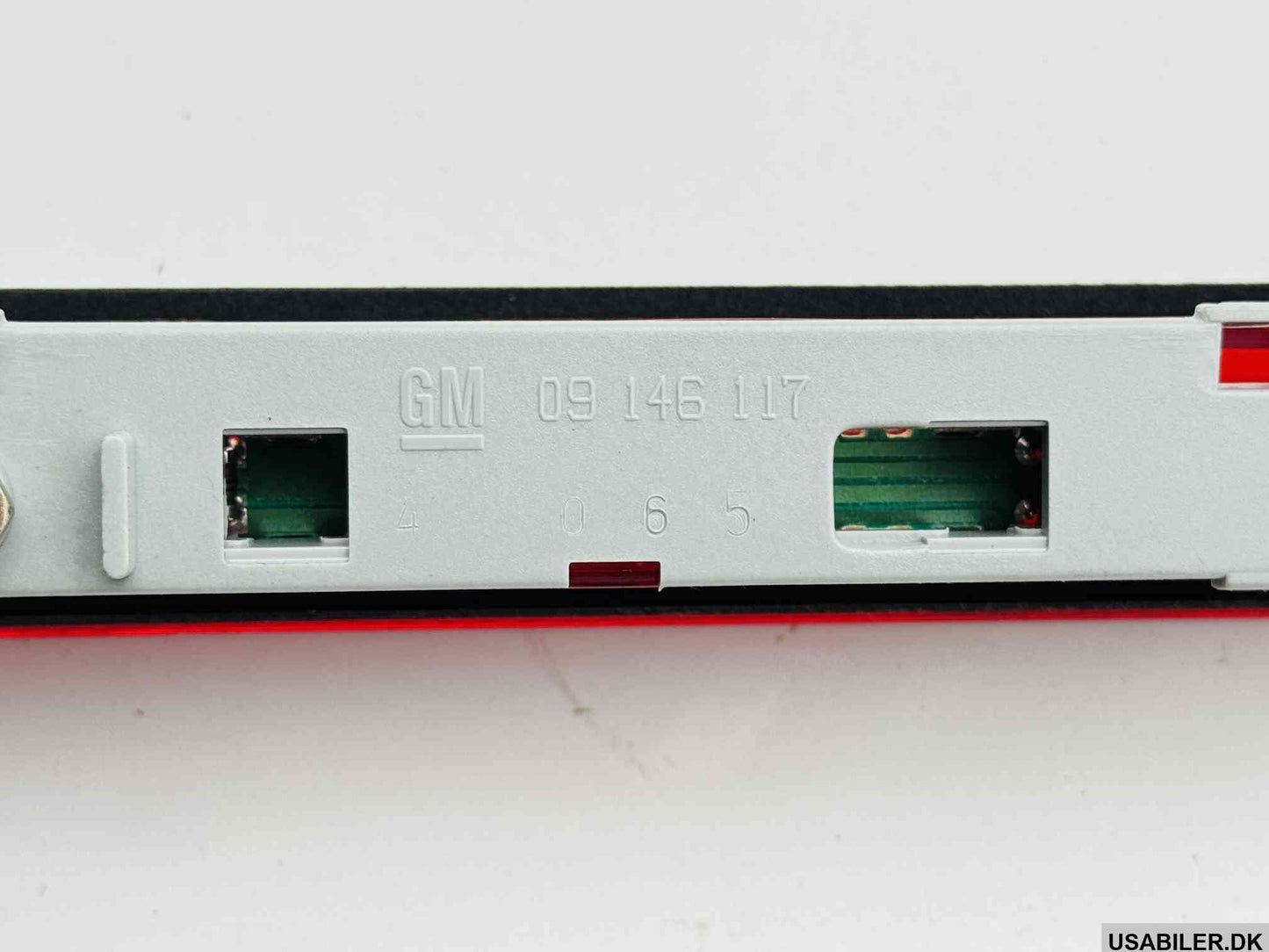 GM 9146117 High Mount Stop Lamp Cadillac Catera 97-01