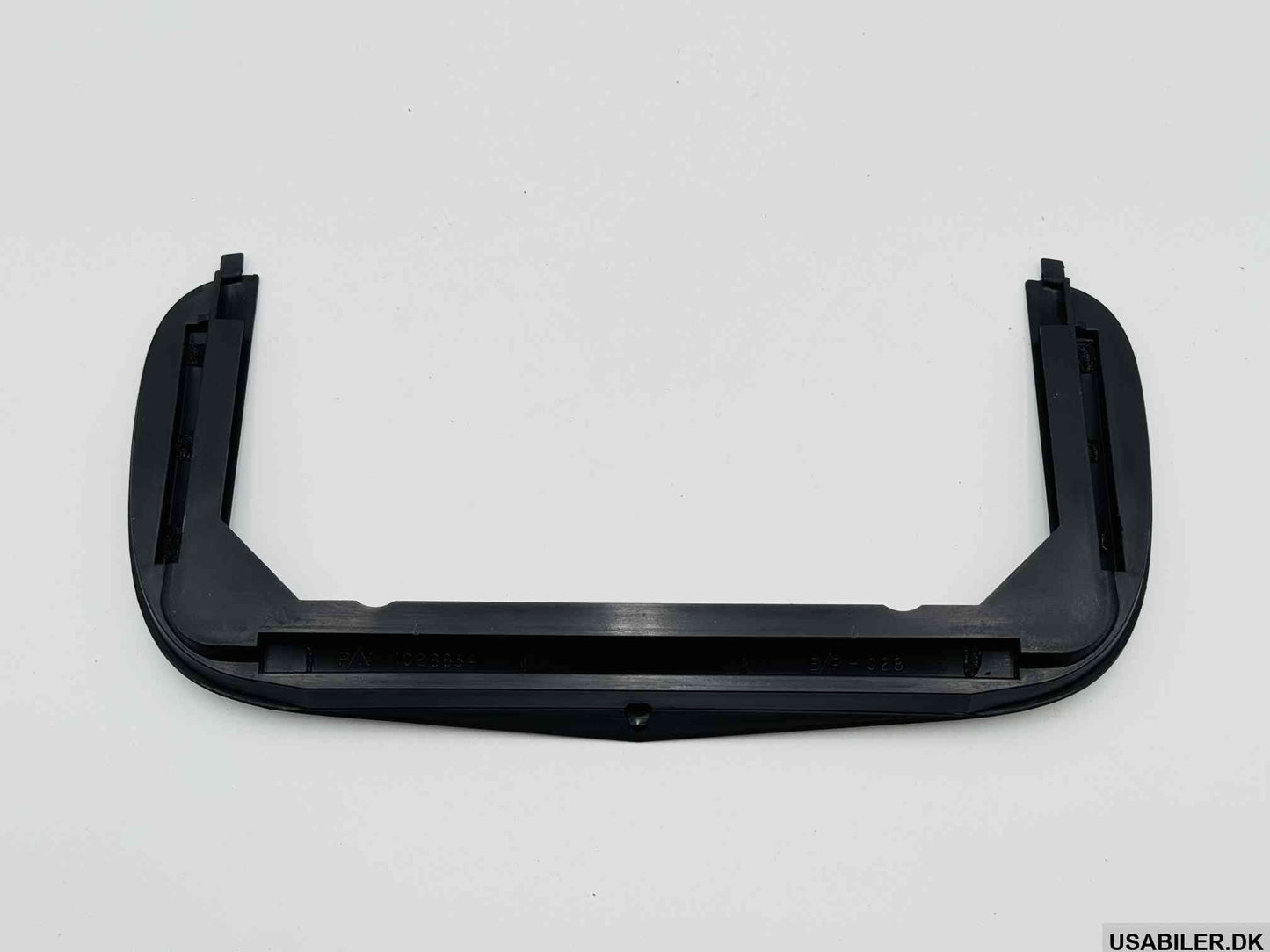 GM 10288541 Front License Plate Holder (mangler den ene del)