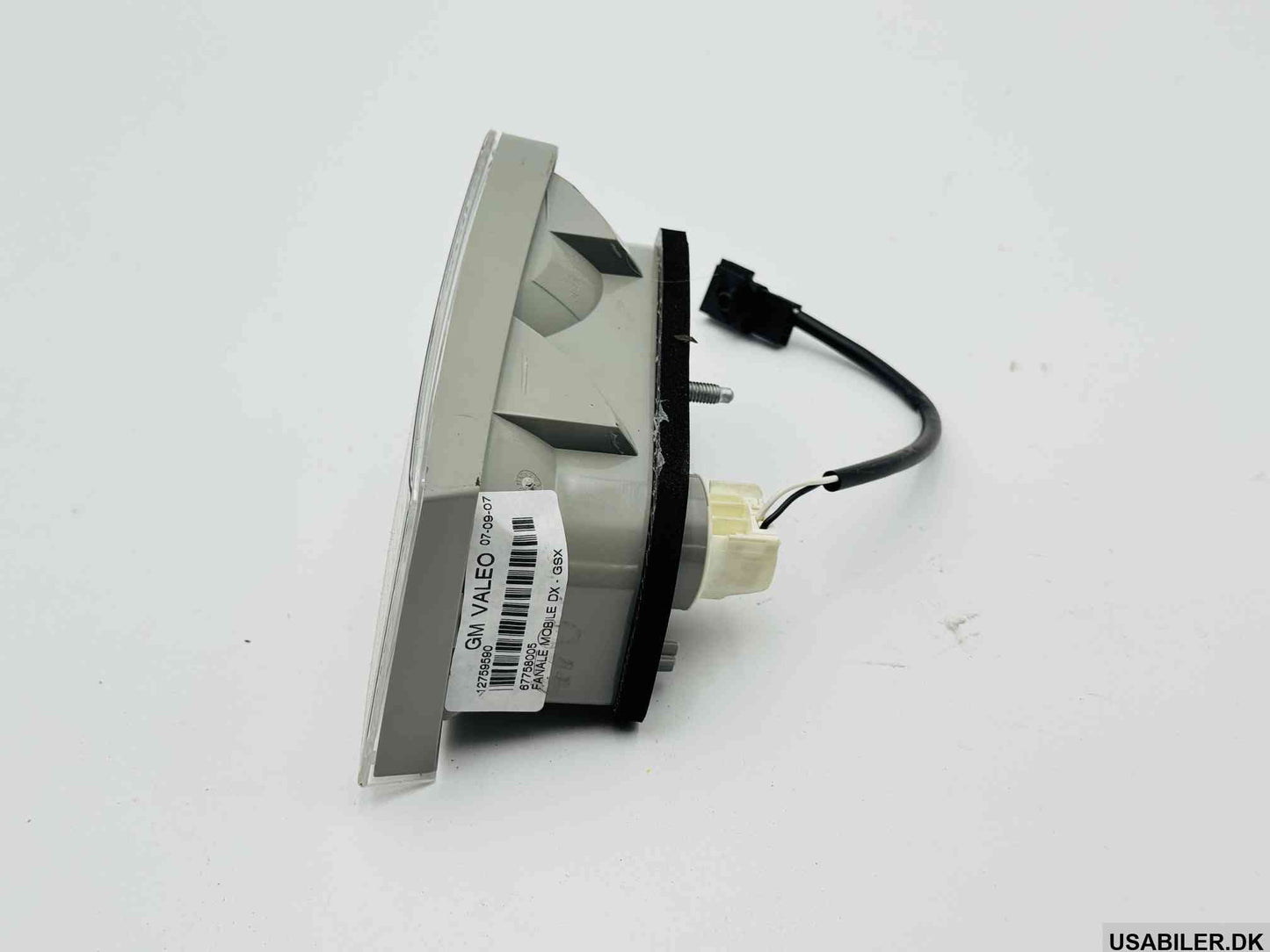 GM 12759590 Tail Light Center Rear, Right