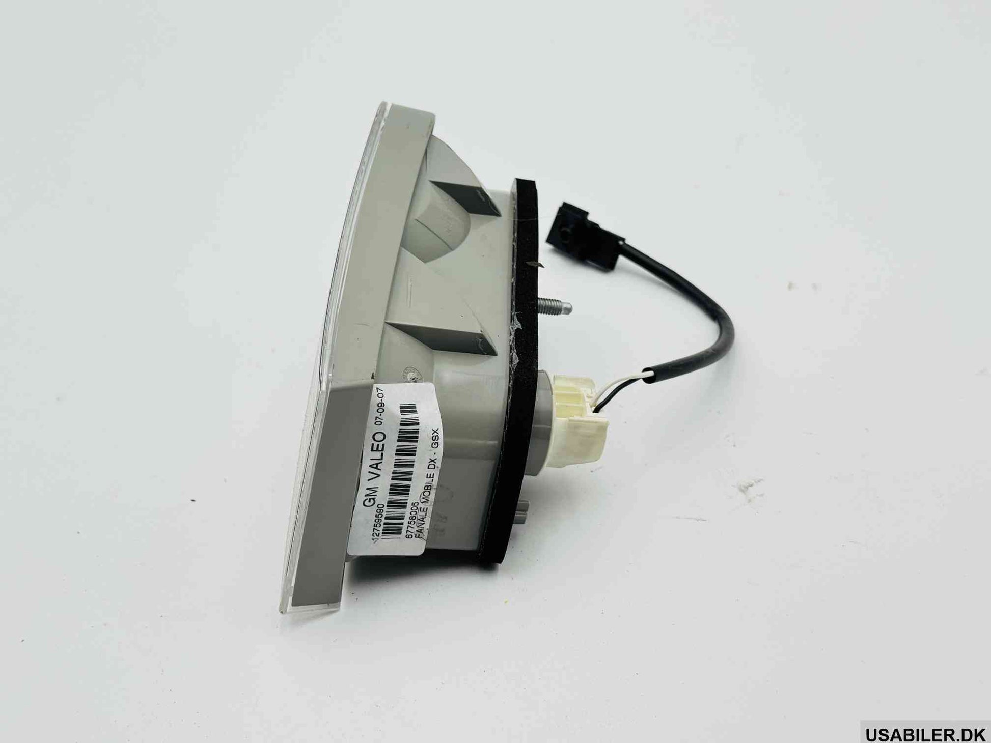 GM 12759590 Tail Light Center Rear, Right