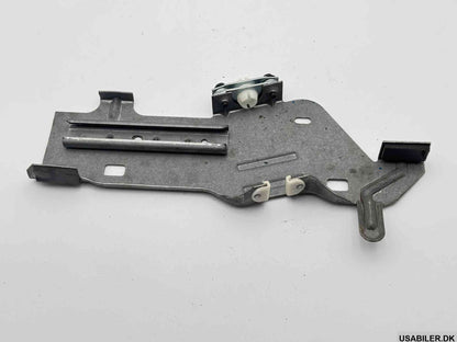 MOPAR 04724257 Lift Plate - Right