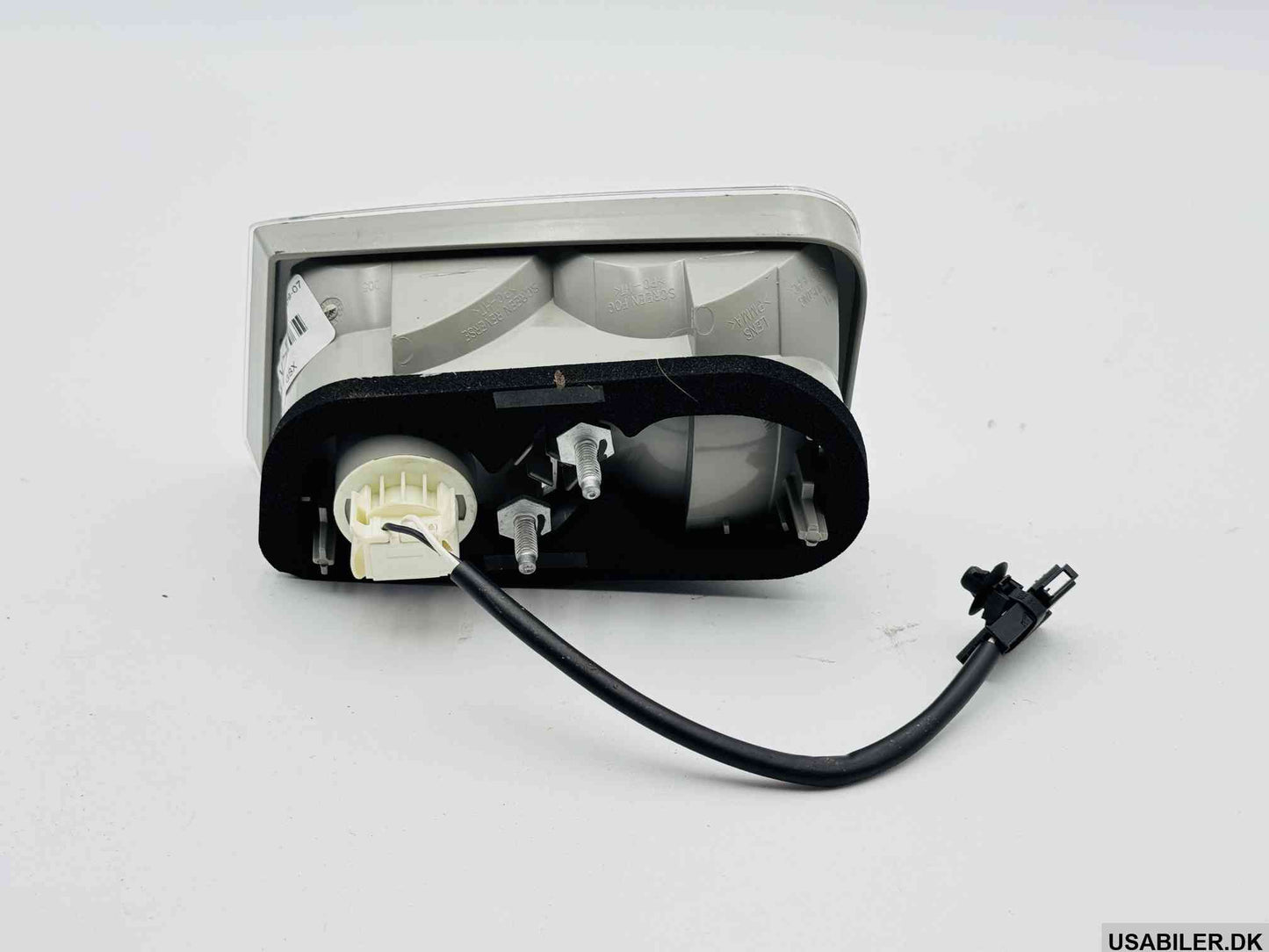 GM 12759590 Tail Light Center Rear, Right