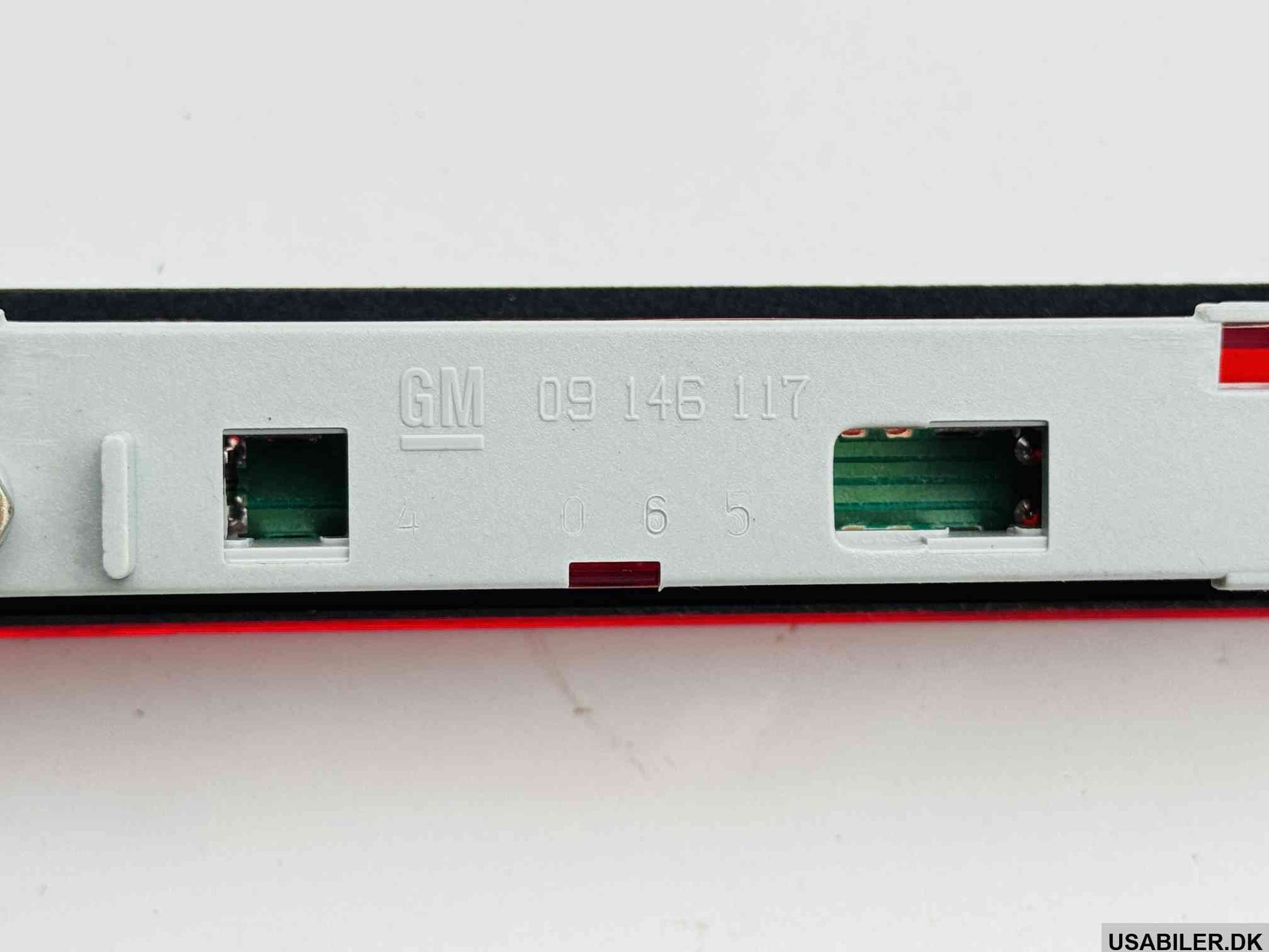 GM 9146117  High Mount Stop Lamp Cadillac Catera 97-01